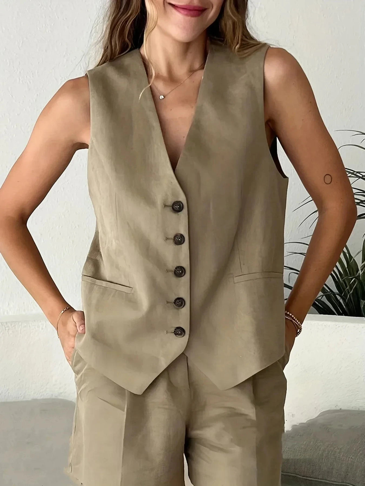 Conjunto Feminino em Alfaiataria - Colete e Shorts no Linho (Promoção Compre 1 Leve 2) Conjunto Feminino MRL-086 Miralleve