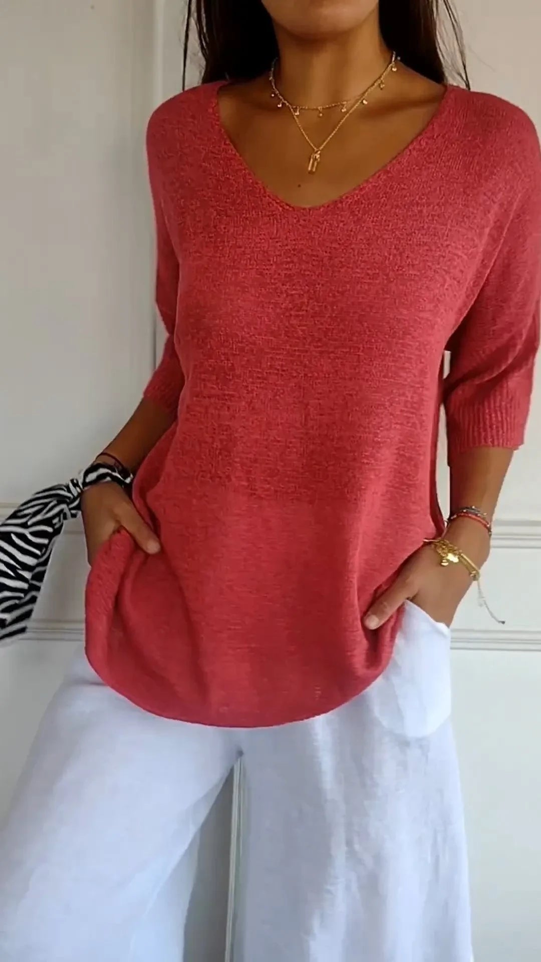 Blusa Luna vermelha em malha leve com decote V — Miralleve